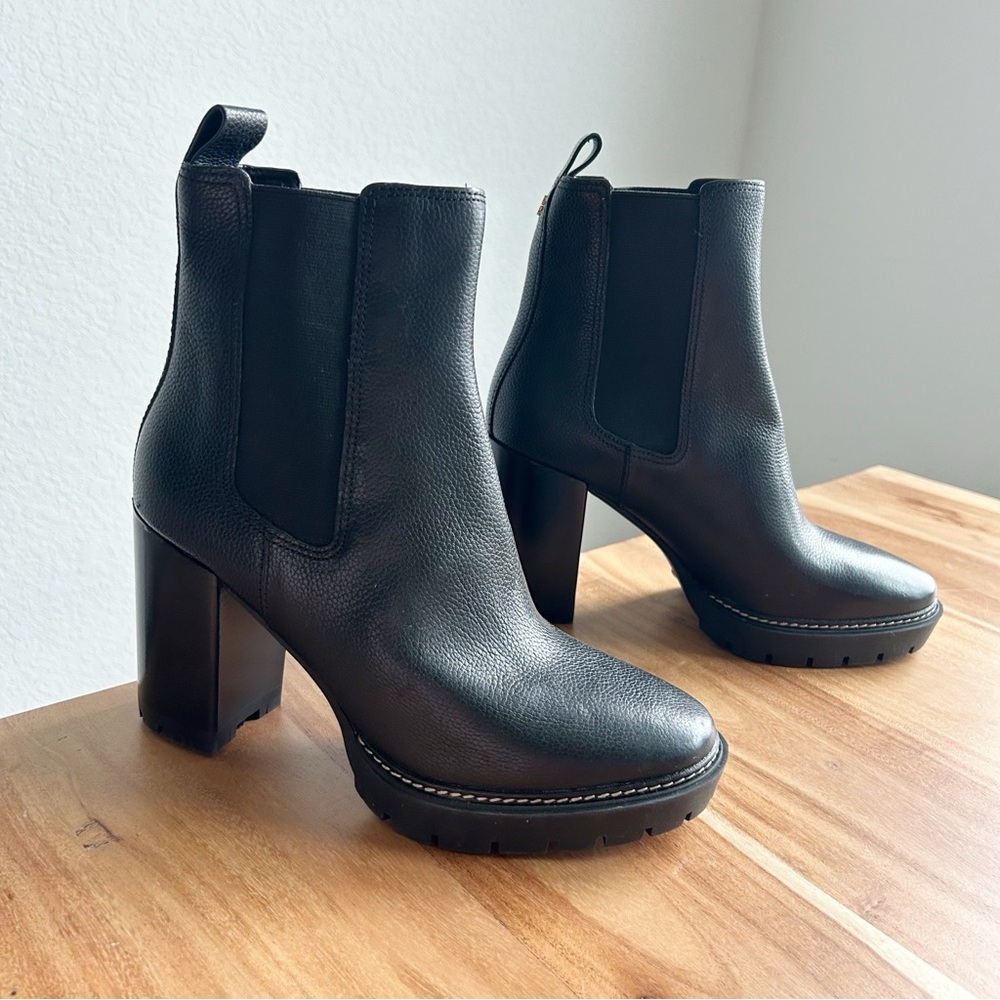 New Tory Burch Carson Lug Sole Chelsea Boots - Picture 2 of 6